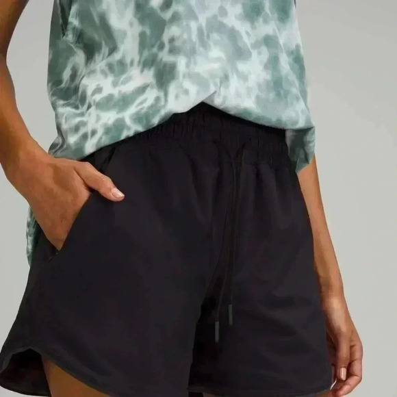 Lululemon Choose a Side Reversible Super-High Rise Short 4" Black / Graphite - Picture 5 of 8